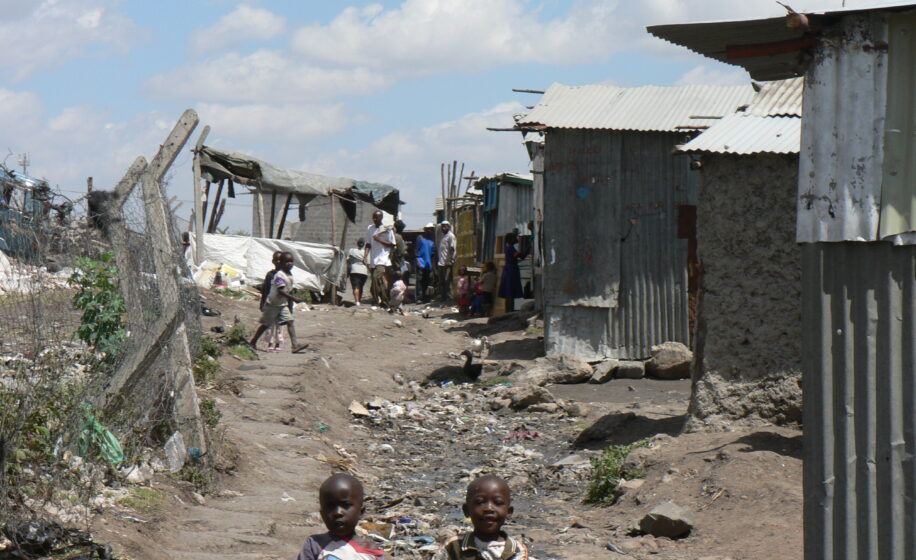 515_ms_road_along_abutting_slum_090225-916x560